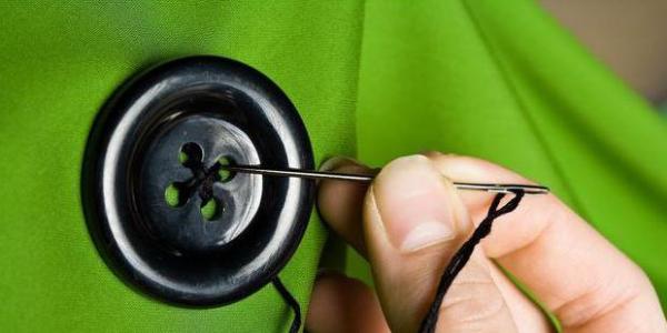 ¿Cómo coser botones profesionalmente a la ropa exterior?